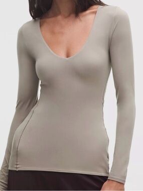 Lululemon  athletica Fitted v -Neck Long Sleeve Top in Taupe Gray